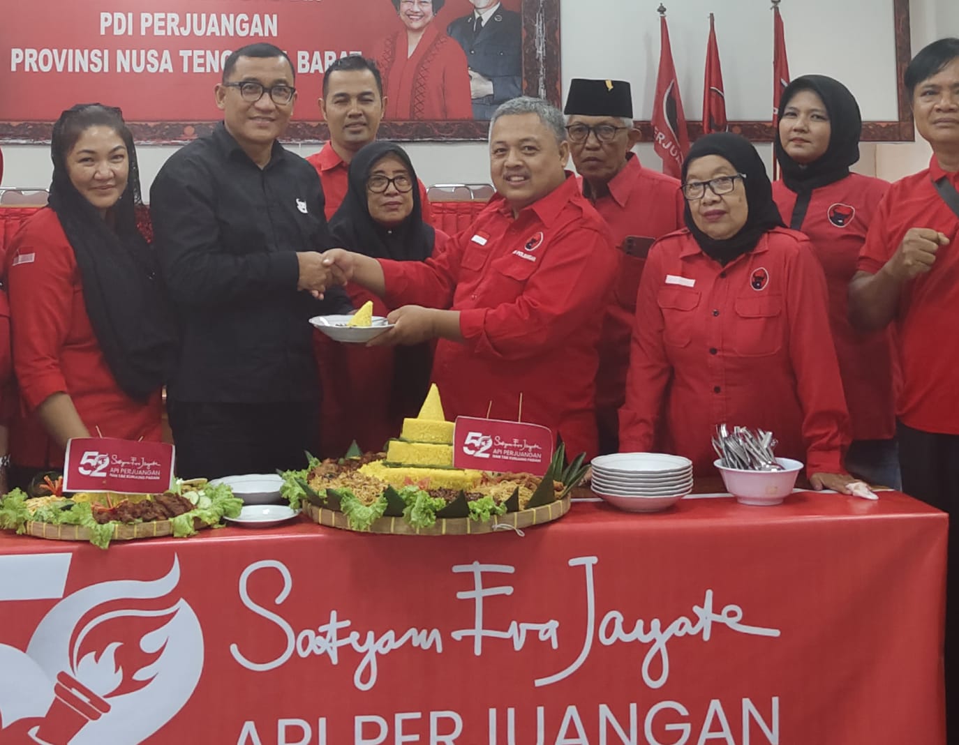 HUT ke-52: Sekretaris DPD PDIP NTB Hakam Ali Niazi (tiga dari kiri) menyerahkan potongan tumpeng pada pengurus partai pada acara peringatan HUT PDI Perjuangan ke-52 di Kantor DPD PDIP NTB, Mataram.