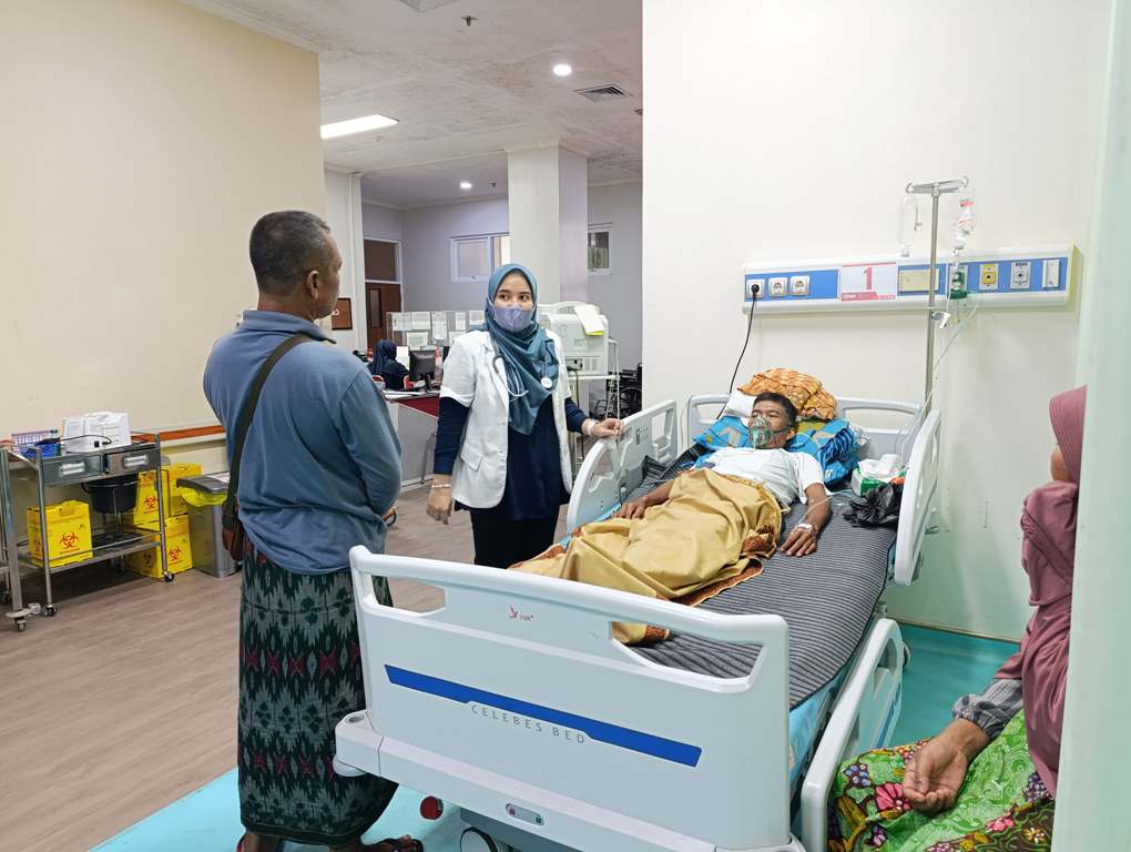 MELONJAK: Pasien sedang mendapat perawatan Demam Berdarah Dengue di Rumah Sakit Mandalika, Desa Sengkol, Kecamatan Pujut, Loteng, Jumat (10/1).
