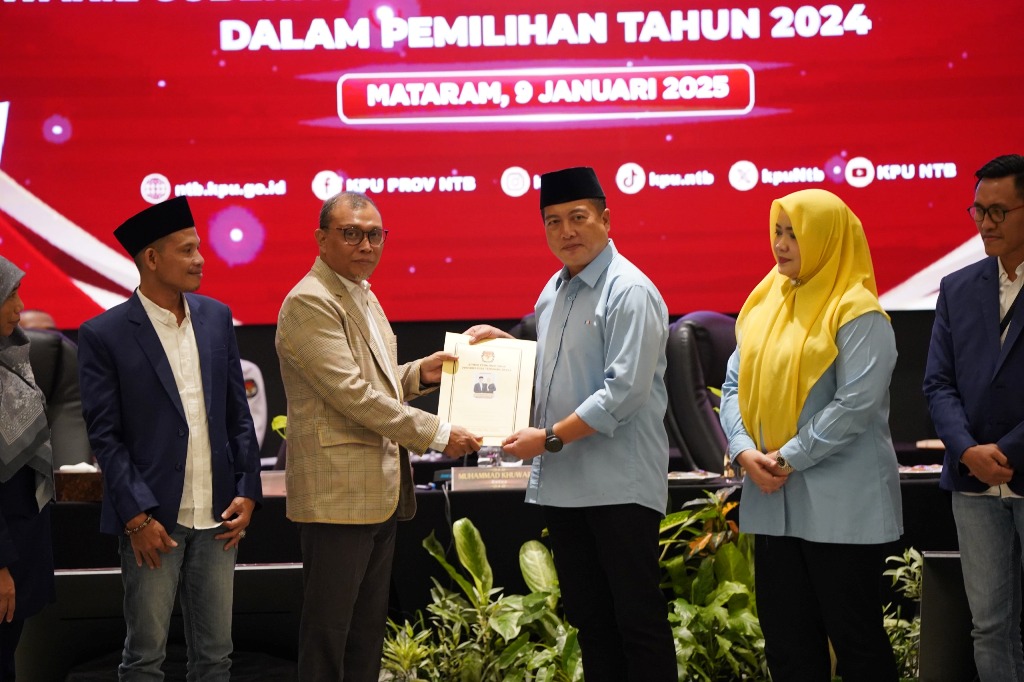 PEMENANG: Cagub NTB terpilih Lalu Muhammad Iqbal (tiga dari kanan) bersama Cawagub NTB terpilih Indah Dhamayanti Putri (dua dari kanan) menerima salinan SK penetapannya sebagai Cagub-Cawagub NTB.