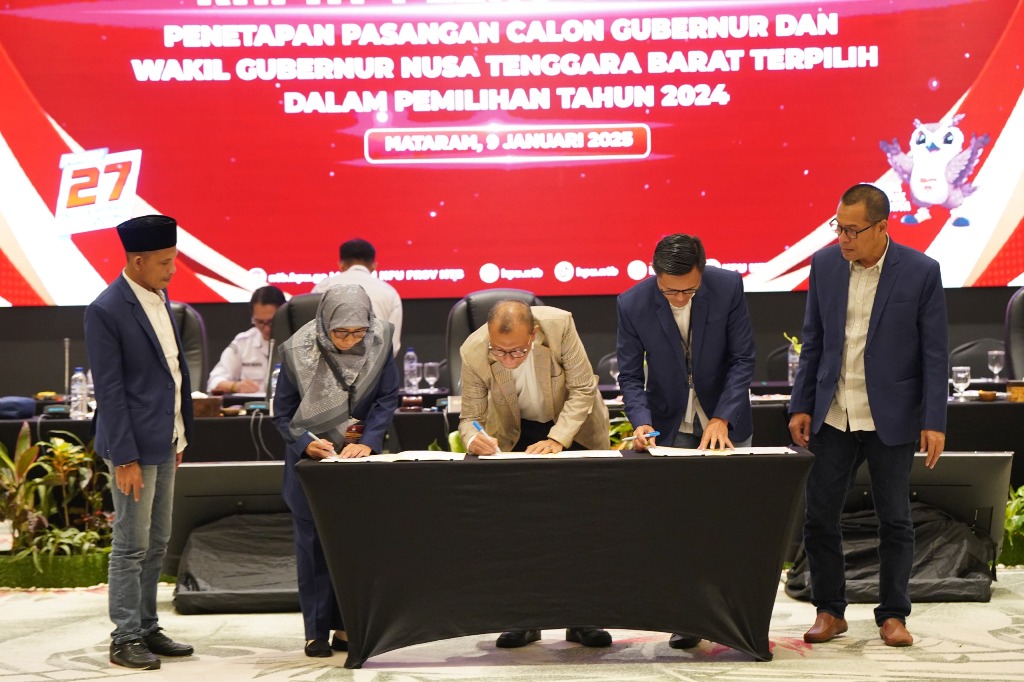 PENETAPAN: Komisioner KPU NTB menandatangani bersama Surat Keputusan (SK) penetapan Cagub dan Cawagub NTB 2024 terpilih di Hotel Lombok Astoria, kamis malam (9/1) lalu.