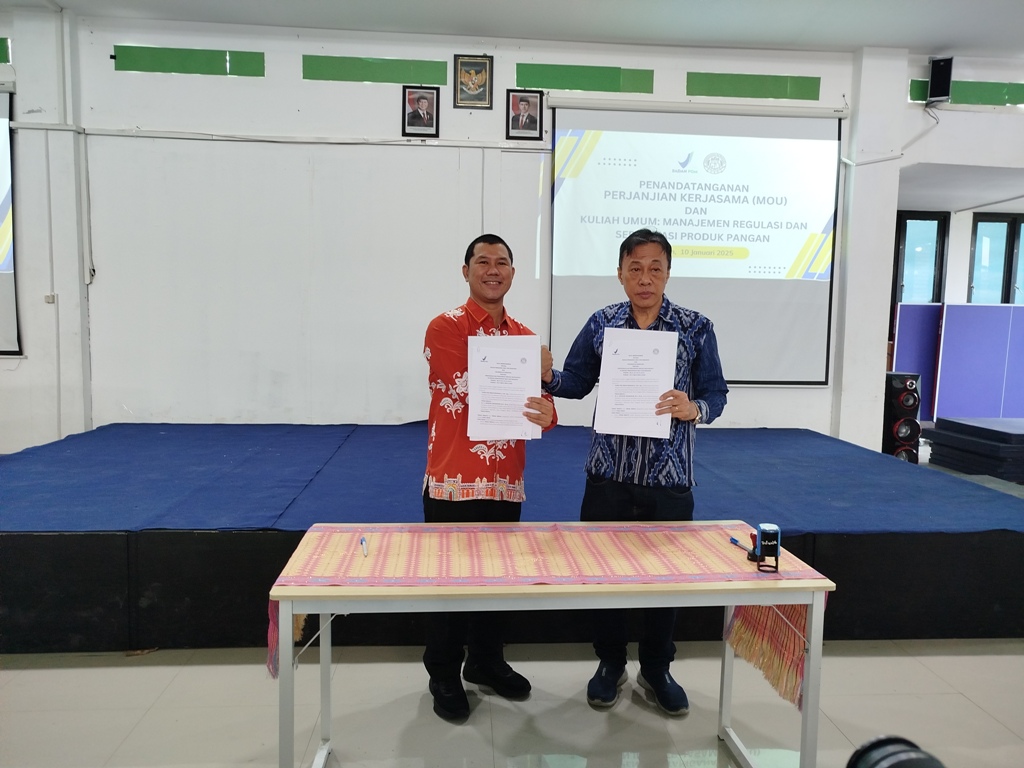 KERJASAMA : Rektor UBG Prof Dr Anthony Anggrawan (kanan) bersama Kepala BBPOM Mataram Yosef Dwi Irwan Prakasa (kiri), menunjukan Naskah perjanjian kerja sama yang telah ditandangani, Jumat (10/1).&nbsp;