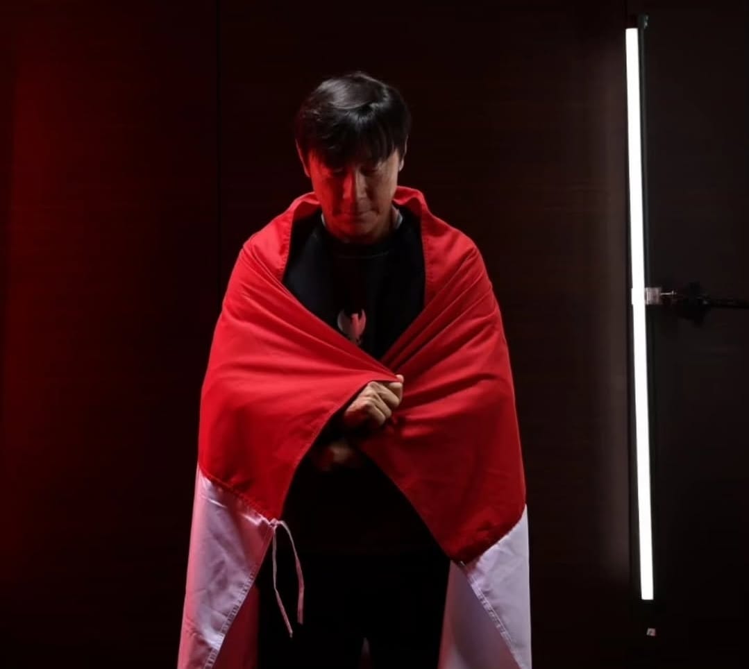 Shin Tae-young memeluk Bendera Merah Putih. (Instagram @shintaeyong7777)