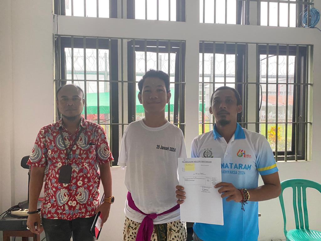SEGERA DISIDANGKAN: Tersangka kasus pelecehan seksual fisik I Wayan Agus Suartama alias Agus saat didaftarkan untuk mengikuti persidangan di Pengadilan Negeri Mataram, pekan lalu.