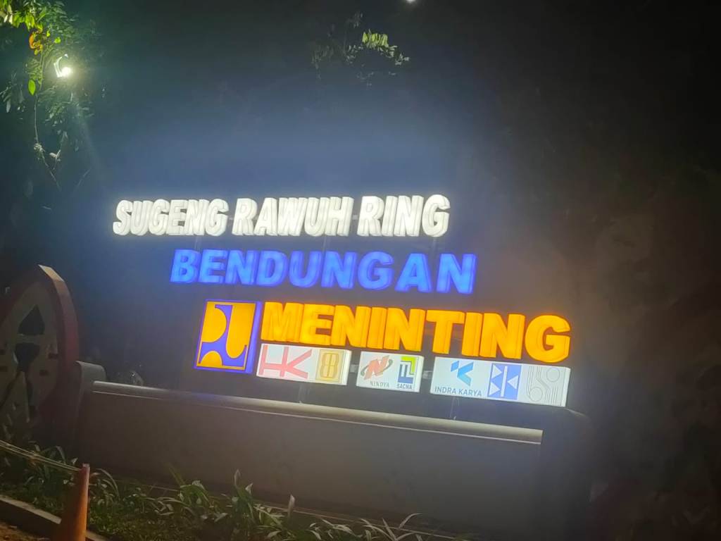 PROYEK BELUM SELESAI: Seorang warga berdiri di areal pintu masuk menuju ke proyek Bendungan Meninting, beberapa waktu lalu.&nbsp;