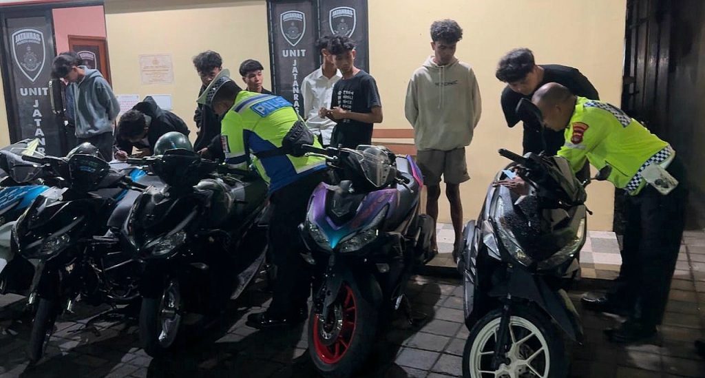 DIAMANKAN:Puluhan kendaraan tidak sesuai spesifikasi bersama pemiliknya diamankan aparat Polresta Mataram karena diduga membawa senjata tajam saat dilakukan KRYD, akhir pekan lalu.
