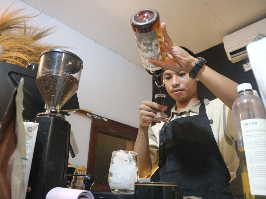 RACIK: Salah seorang Barista sedang meracik kopi khas di Balenta Cafe untuk disajikan ke pengunjung, Minggu (12/1).