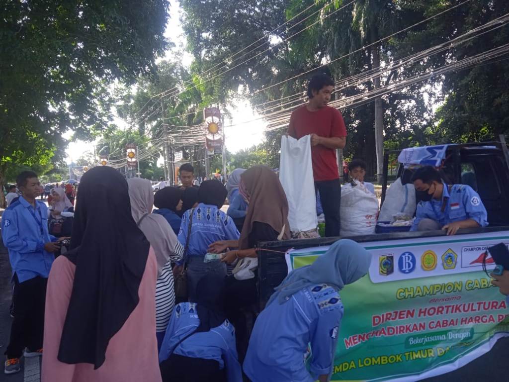 CARI MURAH: Masyarakat Lombok Timur (Lotim) menyerbu pasar murah cabai di Taman Rinjani Selong, yang digelar Dinas Pertanian Lotim dan Champion Cabai Lotim.&nbsp;