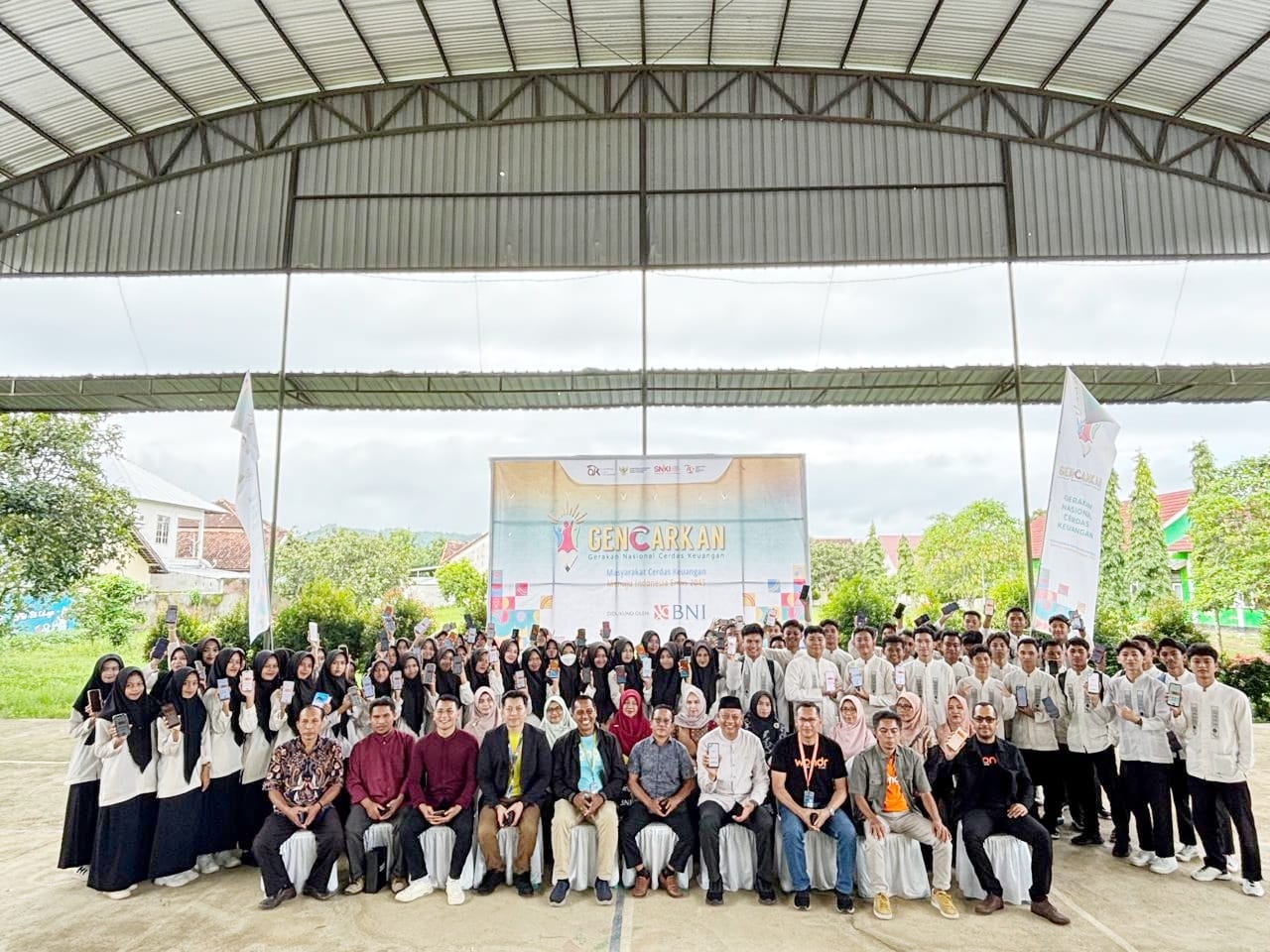 Peserta sosialisasi GENCARKAN foto bersama usai kegiatan, Senin (13/1).