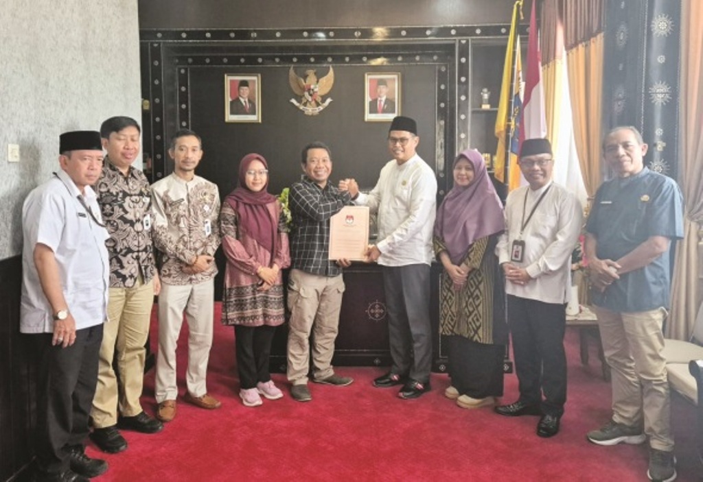 SEGERA DILANTIK: Ketua DPRD Kota Mataram Abdul Malik menerima SK KPU mengenai Wali Kota dan Wakil Wali Kota Mataram Terpilih tahun 2025-2030 dari Ketua KPU Kota Mataram Edy Putrawan, Jumat (10/1).