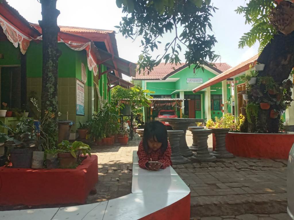 AKAN DITERAPKAN: Seorang murid di Kota Mataram bermain handphone, belum lama ini.