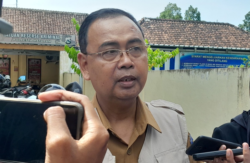 Kepala Dinas Dikbud NTB Aidy Furqan usai diperiksa penyidik Unit Tipikor Satreskrim Polresta Mataram, Senin (13/1).