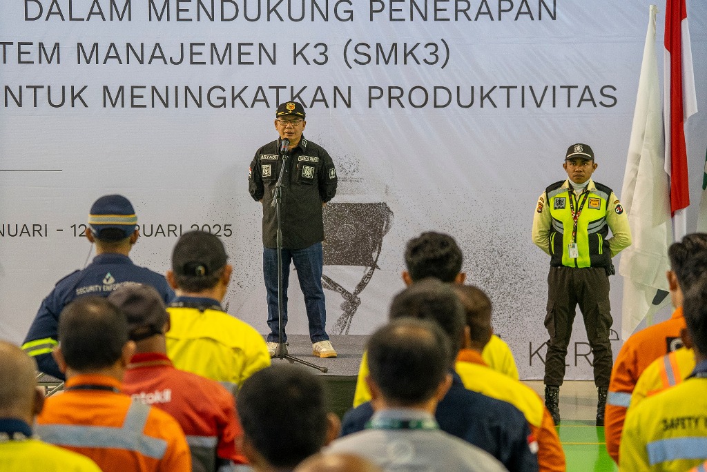 SALING MENGINGATKAN: Kepala Disnakertrans NTB I Gede Putu Aryadi (berdiri baju hitam) saat memberikan arahan di hadapan para pekerja dan petinggi PT Amman Mineral Nusa Tenggara