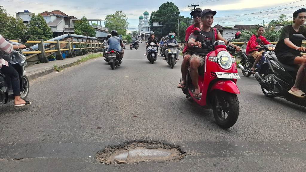 BAHAYA: Salah satu jalan berlubang yang ada di jembatan Gunungsari bisa membahayakan pengendara.