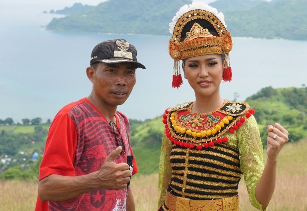 PROMOSI PARIWISATA: Kades Buwun Mas Rochidi mendampingi Puteri Indonesia Pariwisata 2018 Wilda Octaviana Situngkir di sela-sela shooting video di Buwun Mas Hill Sekotong, Lobar, beberapa waktu lalu.