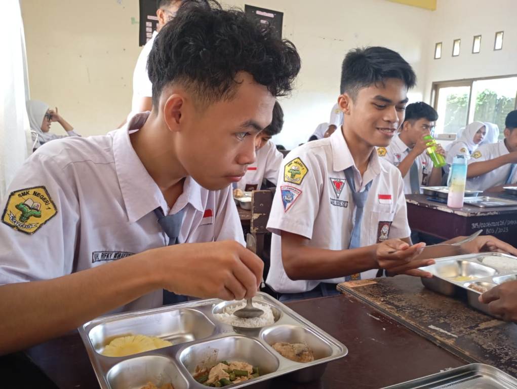 PROGRAM MBG MULAI BERJALAN: Sejumlah pelajar di Kota Mataram menerima makanan pada program MBG yang diuji coba di Mataram, Senin (13/1).