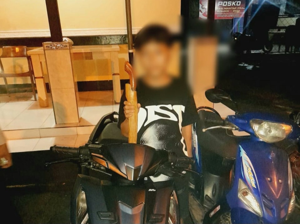 MAKIN NEKAT: Salah satu remaja pengendara motor diamankan Polsek Mataram karena menggunakan kendaraan tidak sesuai spesifikasi teknis dan membawa senjata tajam saat berkeliaran di Mataram.