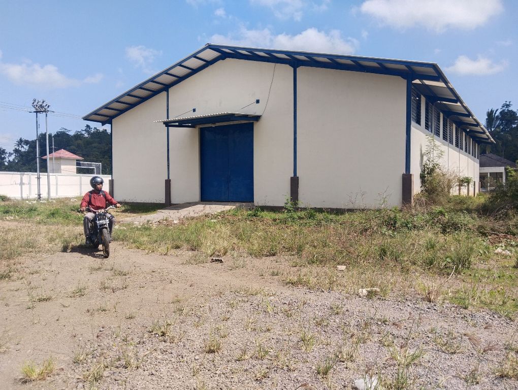 DILANJUTKAN: Pengendara bermotor melintas di area Sentra Industri Hasil Tembakau (SIHT) di Desa Barabali, Kecamatan Batukliang, Loteng, beberapa waktu lalu.