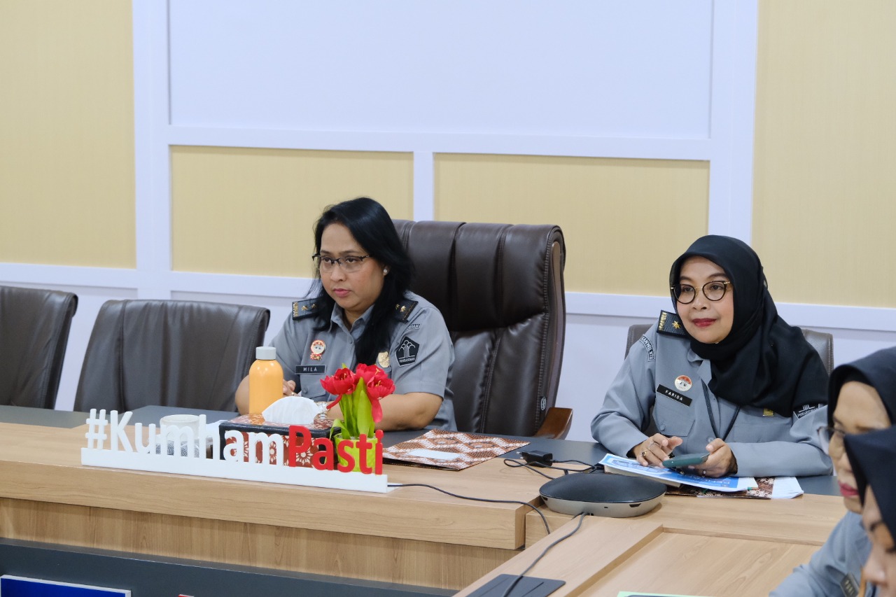 PIMPIN RAPAT: Kakanwil Kemenkum NTB I Gusti Putu Milawati (kiri) memimpin rapat internal terkait rencana Kerja Divisi Pelayanan Hukum Tahun 2025, Senin (13/01).