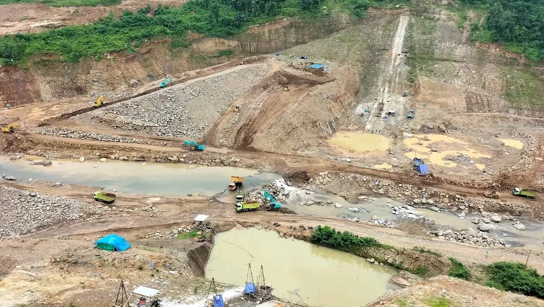 MASIH DIKERJAKAN: Sejumlah alat berat masih mengerjakan Bendungan Meninting di Desa Bukit Tinggi, Gunungsari, Lombok Barat (Lobar), beberapa waktu lalu.