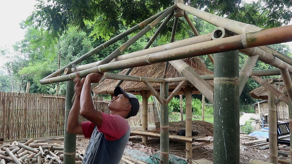 PROSES PRODUKSI: Salah satu tukang Herman yang tengah membuat berugak, belum lama ini.