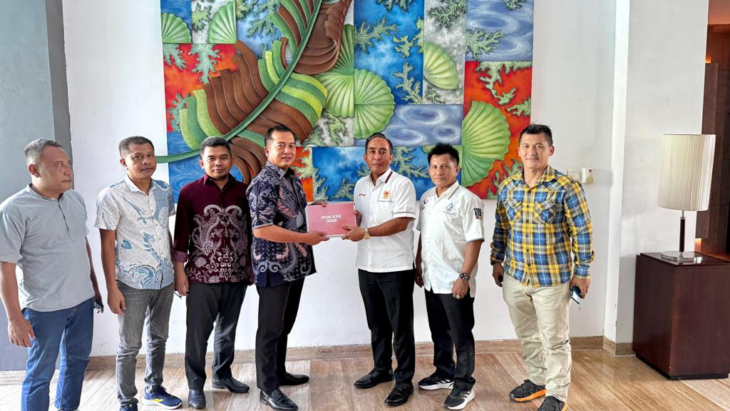 KOMUNIKASI AWAL: Ketua KONI NTB Mori Hanafi (tiga dari kanan) menyerakan master plan PON XXII Nusa Tenggara/2028 kepada Gubernur Terpilih Lalu Muhamad Iqbal (empat dari kiri)