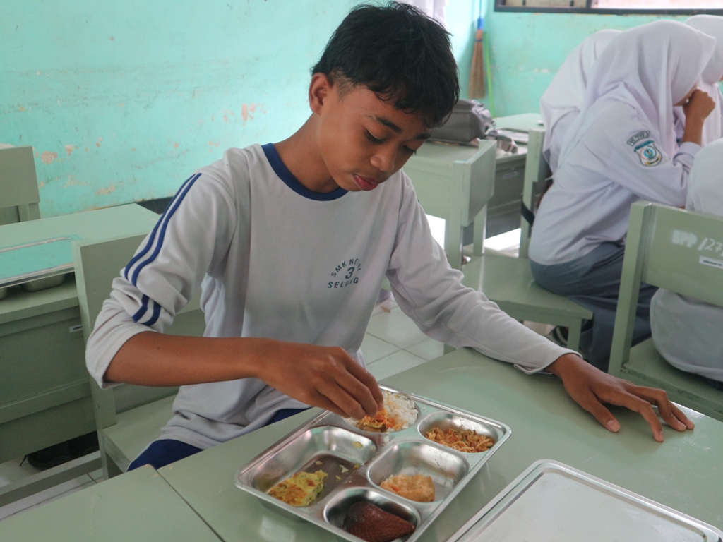 MAKAN: Siswa SMKN 3 Selong kelas X saat menyantap makanan yang disajikan dalam program Makan Bergizi Gratis di kelasnya, Selasa (14/1).