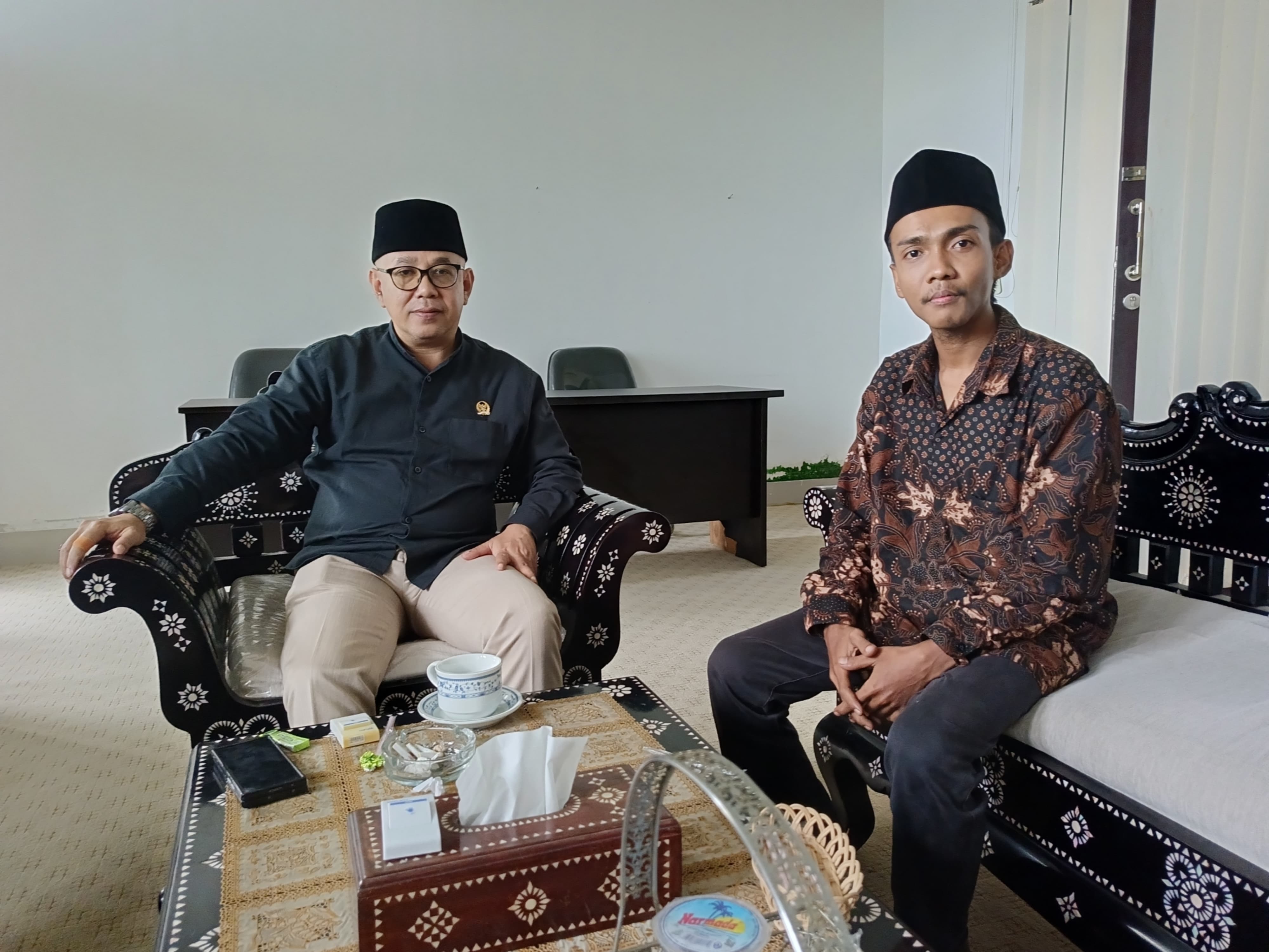 Ketua MDMC Lotim M. Dirangse Samudra (kanan) saat bertemu dengan Ketua DPRD Lotim Muhammad Yusri di kantor DPRD Lotim, Senin (13/1/2025).