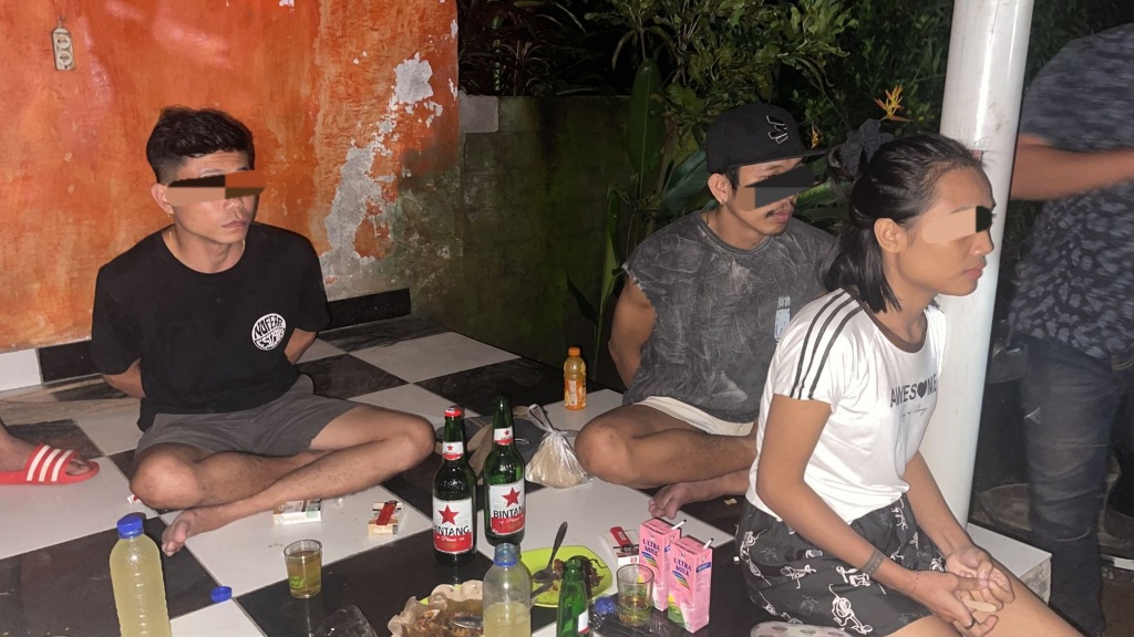 DIGEREBEK: Tim Satnarkoba Polresta Mataram menangkap tiga pengedar dan penyalahguna sabu di wilayah Suranadi, Lobar.