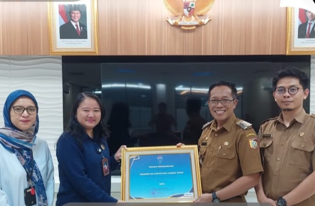 PENGHARGAAN: Pj Bupati Lombok Timur H M Juaini Taofik menerima penghargaan dari Direktur Pengawasan dan Pengendalian Wilayah III BKN RI di gedung BKN Jakarta.