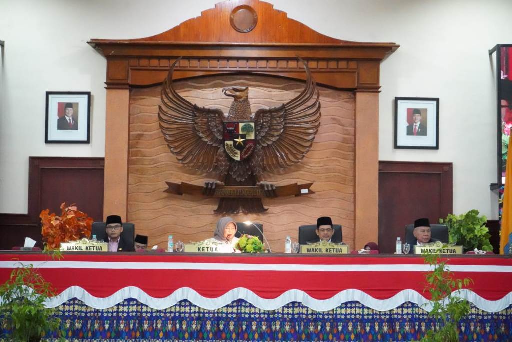 PARIPURNA: Ketua DPRD NTB Hj Baiq Isvie Rupaeda memimpin sidang paripurna penetapan Gubernur dan Wakil Gubernur NTB terpilih periode 2025-2030 di ruang sidang paripurna DPRD NTB, Selasa (14/1).
