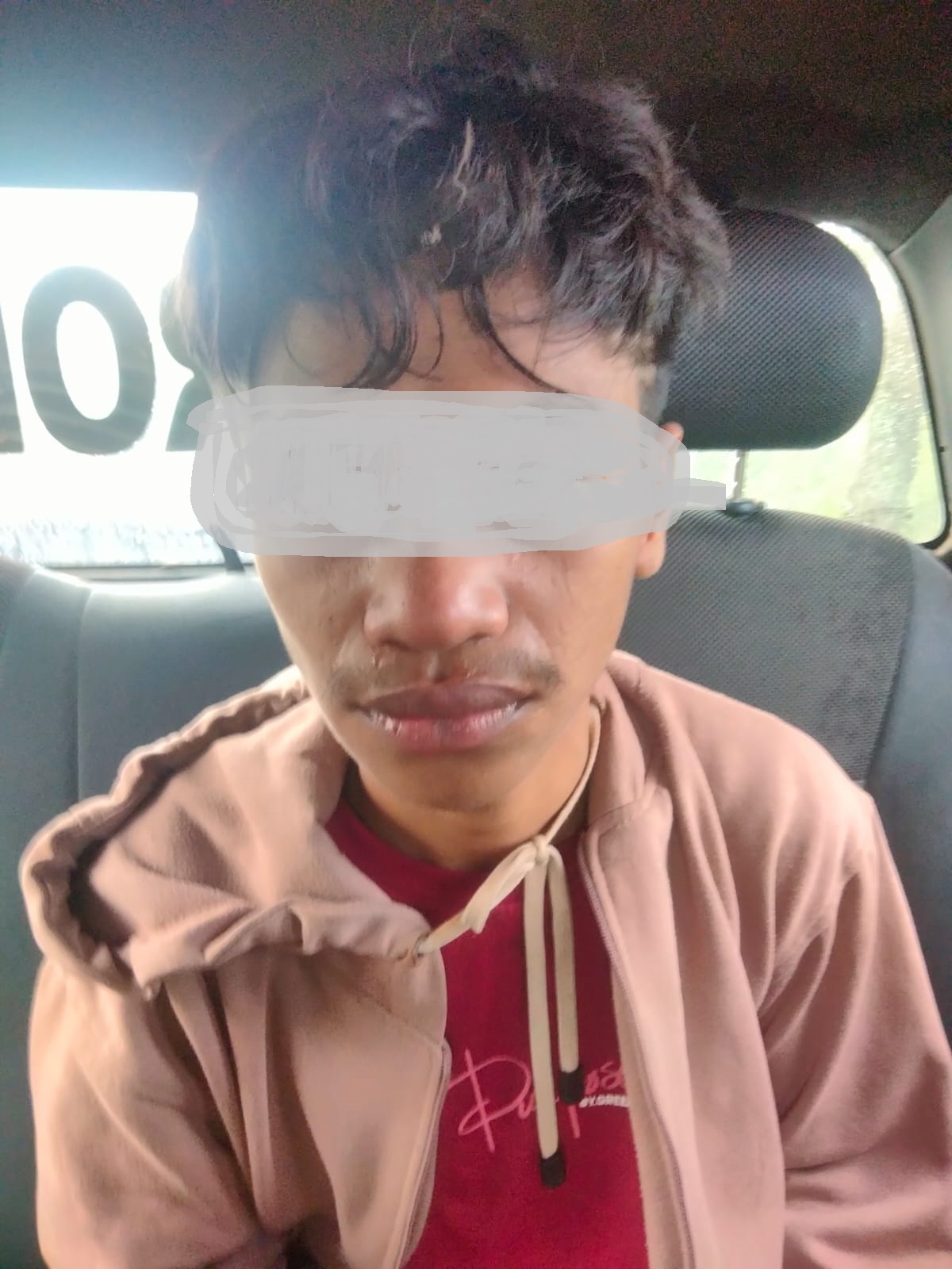 DIAMANKAN: Pelaku AR saat diamankan dari kepungan warga menggunakan mobil, Senin (13/1).