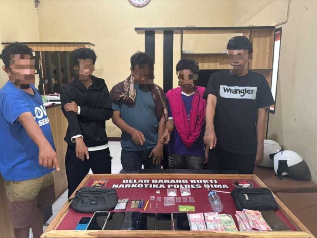 INI PELAKUNYA: Lima terduga pengedar sabu diamankan bersama barang bukti di Polres Bima.