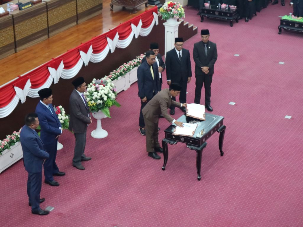 SEGERA DILANTIK: Pimpinan sidang menandatangani berita acara Pemberhentian Bupati dan Wakil Bupati Loteng periode 2021-2026 sekaligus Pengusulan Penetapan Bupati dan Wakil Bupati Loteng 2025-2030.