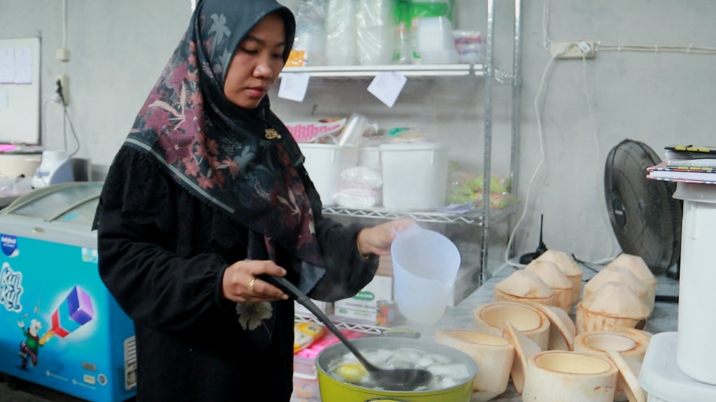DIGANDRUNGI: Afila Hardiyanti sedang membuat es krim batok kelapa yang akan disajikan kepada pelanggan di Lesehan Diwe Dapur, lokasi belakang pertokoan Kota Praya, Loteng.