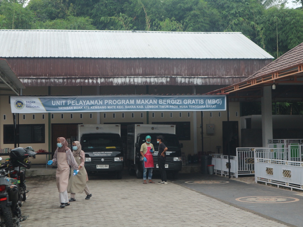 DAPUR SEHAT: Suasa dapur sehat yang ada di lingkungan Yayasan Buak Ate Kembang Mate, Desa Rumbuk Timur, Kecamatan Sakra, Rabu (15/1).