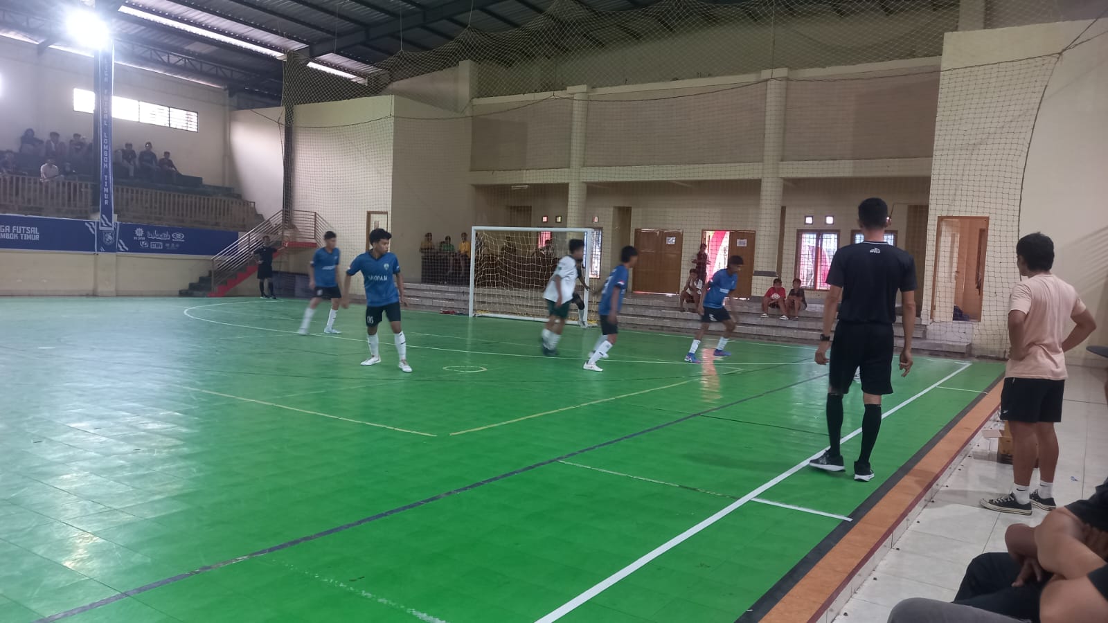 MAIN: Dua Klub berlaga pada babak 16 besar dalam Liga Futsal Lotim, Rabu (15/1).