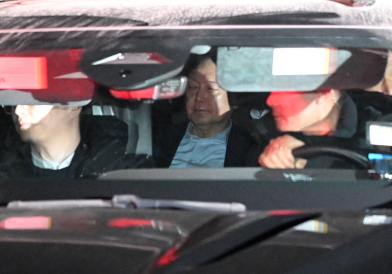 DITANGKAP: Presiden Korsel Yoon Suk Yeol (tengah) saat ditangkap oleh ditangkap tim penyidik antikorupsi di rumahnya, Rabu (15/1). (AFP)