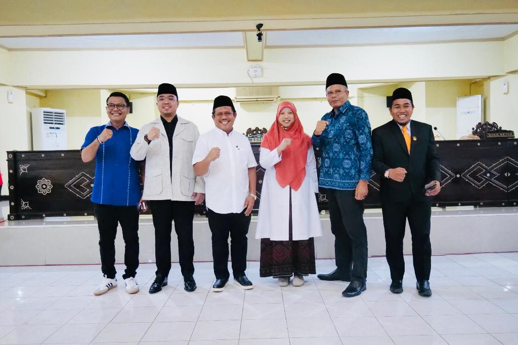 PEMIMPIN BARU: Bupati dan wakil bupati terpilih Lalu Ahmad Zaini dan Nurul Adha didampingi Ketua DPRD Lobar Lalu Ivan Indaryadi usai sidang paripurna penetapan bupati dan wakil bupati Lobar 2025-2030.