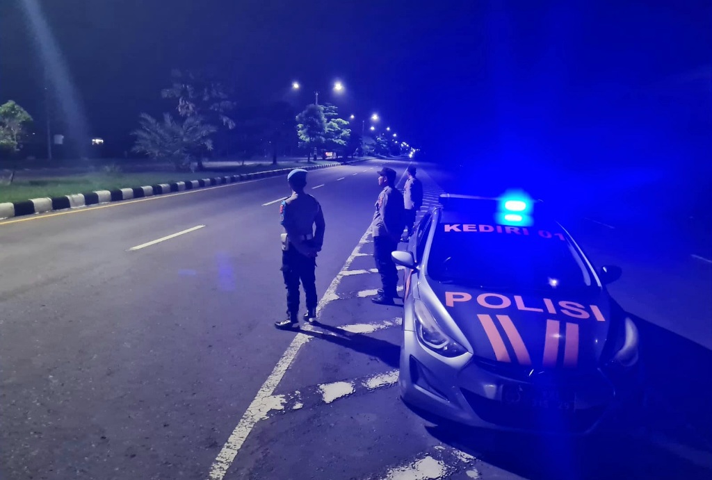 TINGKATKAN PENGAMANAN: Petugas Polres Lobar saat melakukan patroli di jalur by Pass Lobar-Mataram, Selasa (14/1) malam.&nbsp;