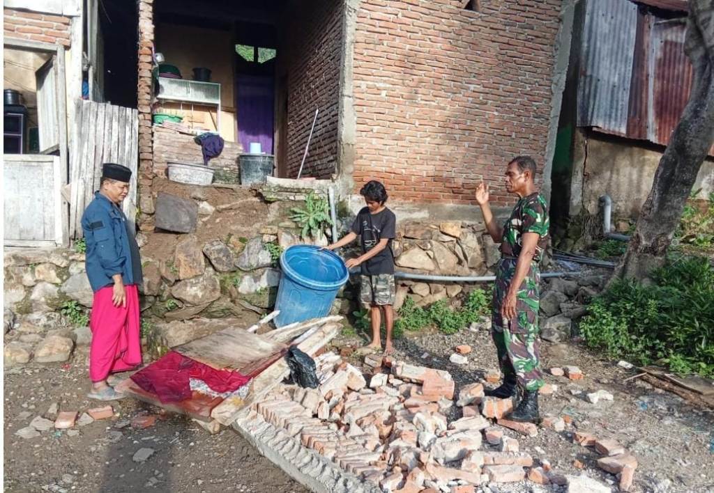 RUSAK: Rumah Cendra Susila, warga Dusun Ndora, Desa Samili Kecamatan Woha, Bima ambruk akibat gempa, Rabu (15/1).