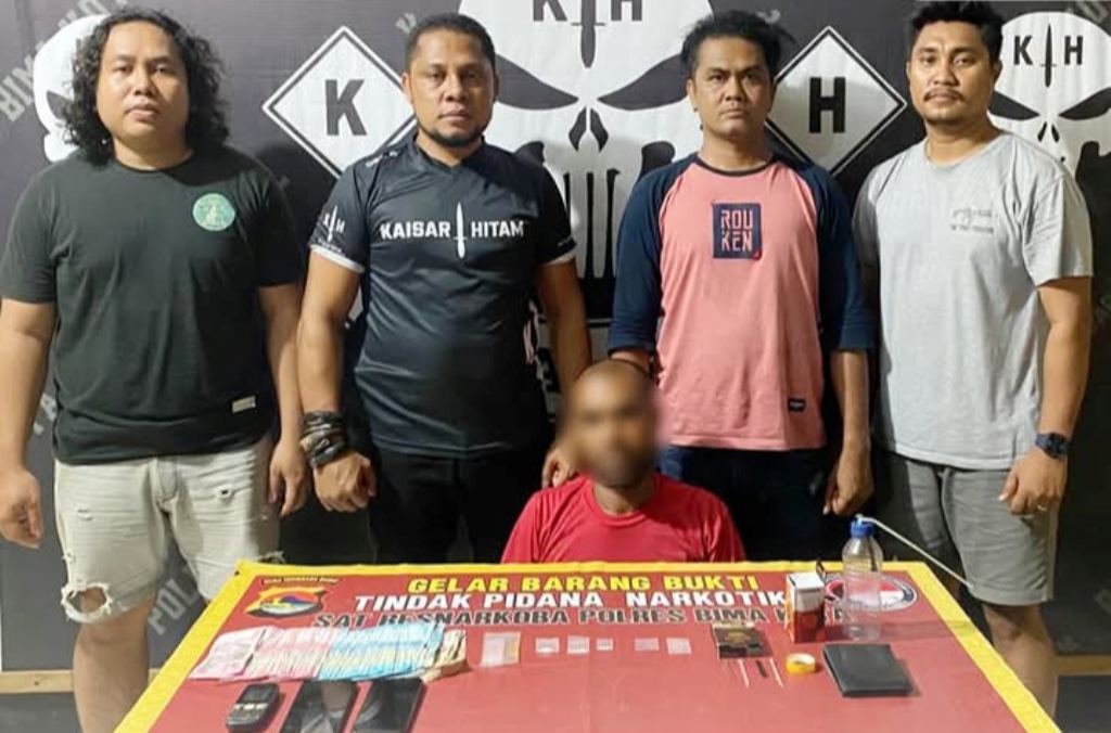 DIAMANKAN: Pelaku HD diamankan bersama barang bukti sabu di Polres Bima Kota, Rabu (15/1).