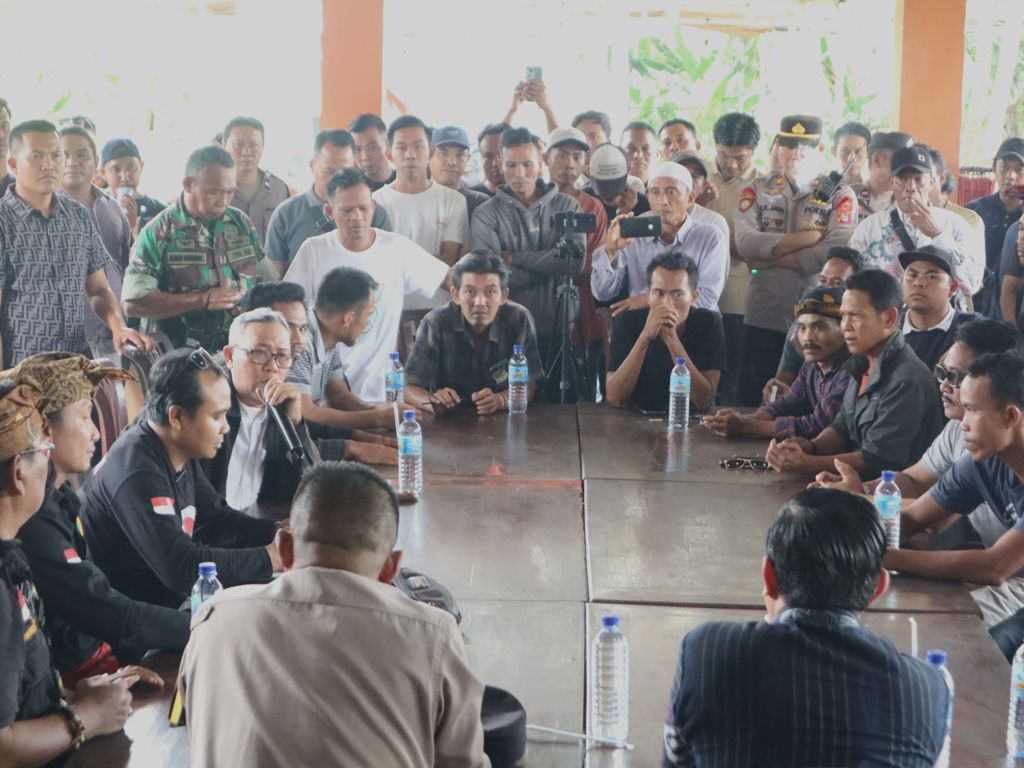 PERHATIAN KHUSUS: Ratusan sopir lokal sampaikan aspirasi dan tuntutan kepada GM PT Angkasa Pura Bandara Lombok Barata Singgih Riwahono di salah satu rumah makan, Desa Tanak Awu.
