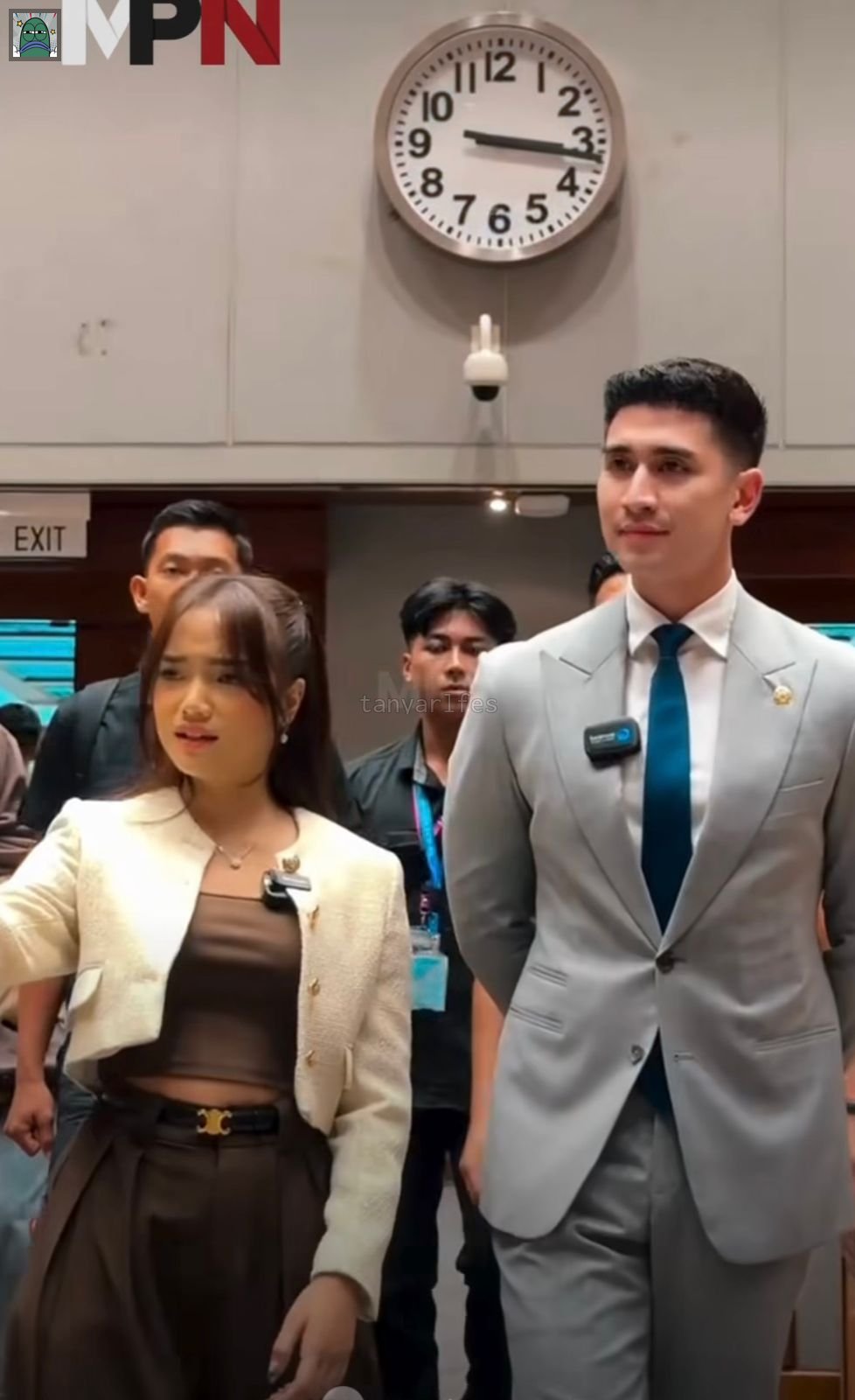 DIKRITIK NETIZEN:  Gaya busana influencer Fujianti Utami Putri saat berkunjung ke Gedung DPR RI disorot warganet.