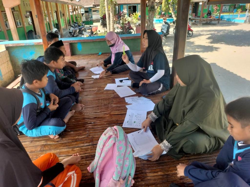 BELAJAR: Siswa-siswi di SDN 3 Montong Betok saat belajar di Berugak (Gazebo) literasi, untuk anak-anak yang memiliki disfungsi belajar atau sulit membaca dan menulis.