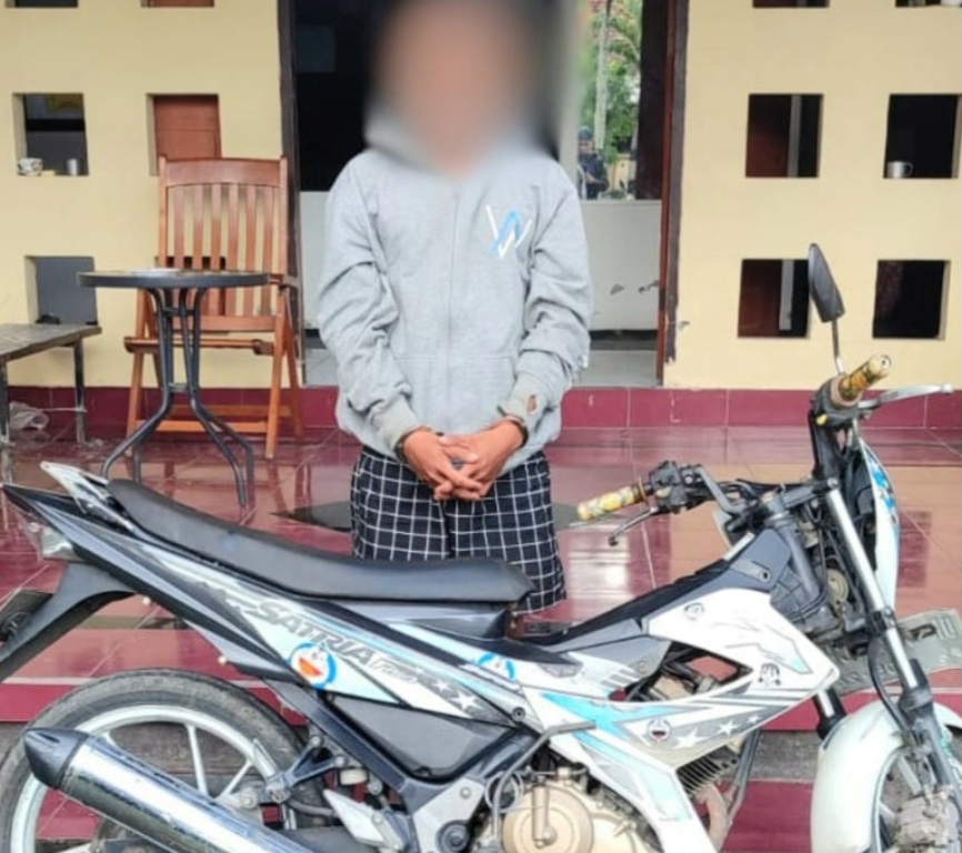DIBEKUK: Pelaku WS asal Kelurahan Sandubaya, Mataram ditangkap anggota Polsek Sandubaya, Jumat (17/1).