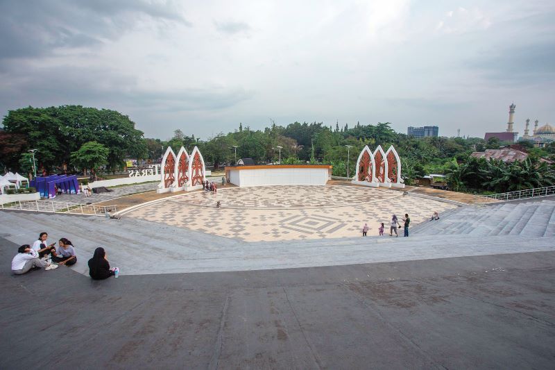PANGGUNG KOLOSAL: Suasana panggung teras Udayana yang akan dijadikan spot event saat bulan Ramadan 2025 ini, Jumat (17/1). (Ivan/Lombok Post)