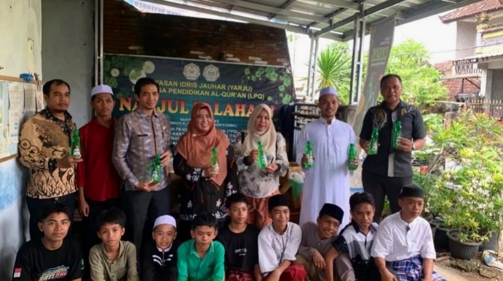 KUNJUNGAN: Kepala Bidang Kerja Sama Disperin NTB Arifin dan tim bersama pihak LPQ Narjul Falahain dalam kunjungan ke industri rumahan produk deterjen berbahan dasar lokal.