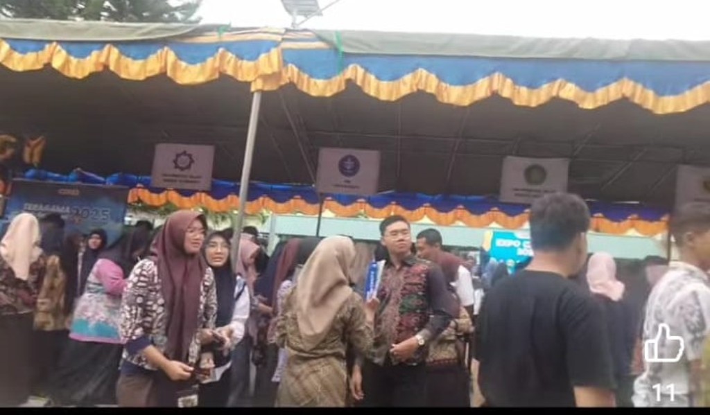 KUNJUNGI STAND: Siswa MAN 2 Mataram berkunjung ke stand perguruan tinggi pada Campus Expo 2025 di halaman madrasah, pekan lalu.
