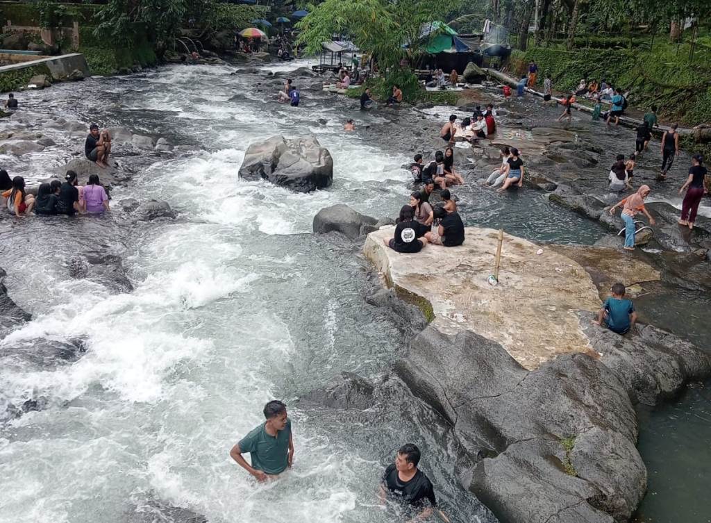 WISATA ALAM: Para wisatawan bermain air di wisata air Bawak Goak Sesaot dalam pengawasan tim keamanan, Minggu (19/1).
