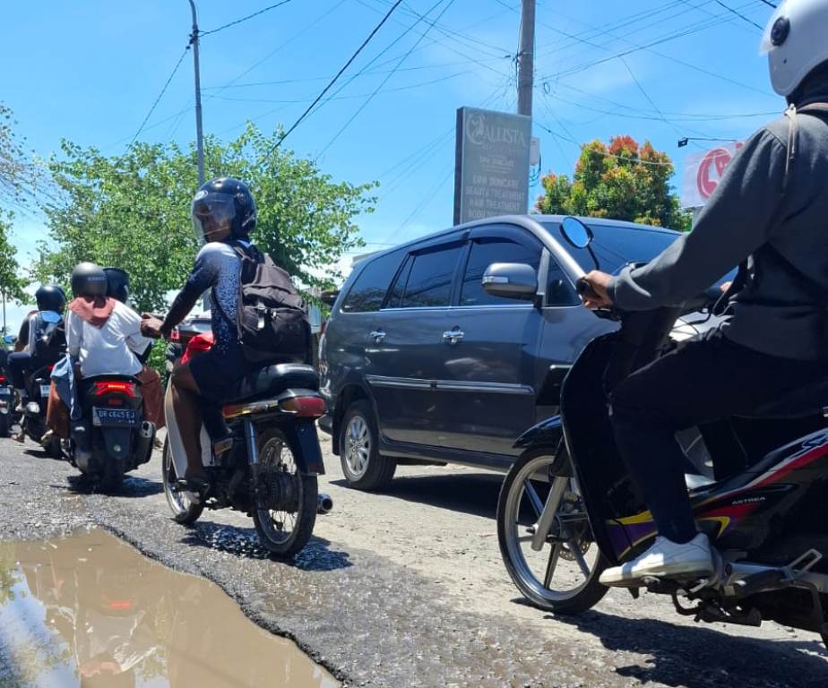 RUSAK: Sejumlah pengendara melintasi ruan Jalan Darul Hikmah, Desa Terong Tawah, beberapa waktu lalu.